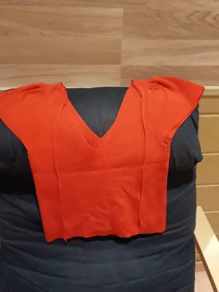 Camiseta roja escote pico