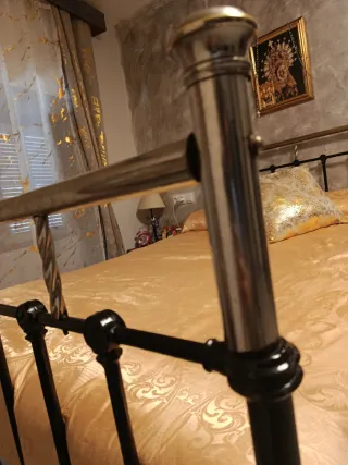 Cama antigua de hierro forjado 1,35 m sin óxido