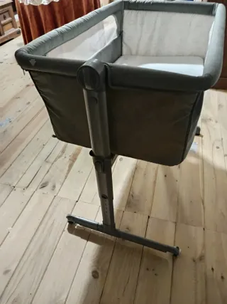 Cuna de bebé gris en buen estado varias alturas