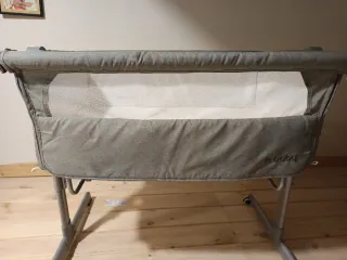 Cuna de bebé gris en buen estado varias alturas