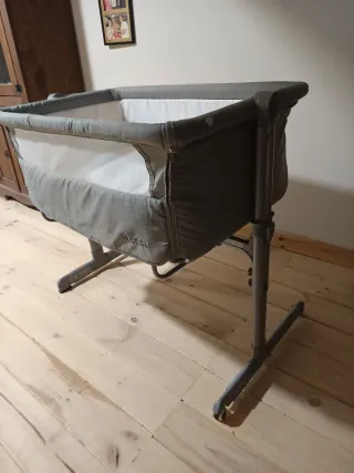 Cuna de bebé gris en buen estado varias alturas