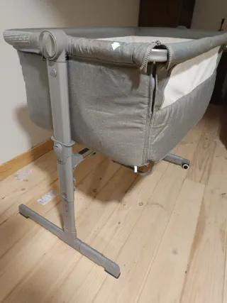 Cuna de bebé gris en buen estado varias alturas