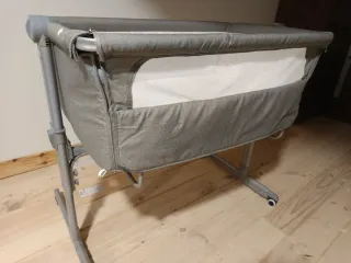 Cuna de bebé gris en buen estado varias alturas