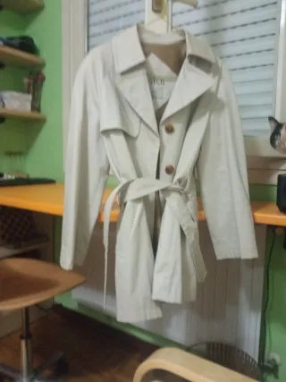 Gabardina beige usada una vez