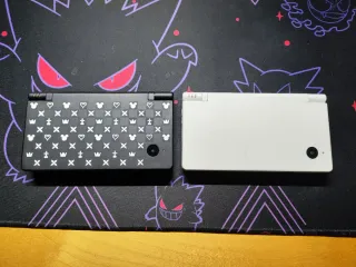 Due Nintendo DSi giapponesi (Nera e Bianca)