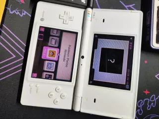 Due Nintendo DSi giapponesi (Nera e Bianca)