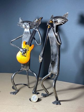 Esculturas de gatos músicos