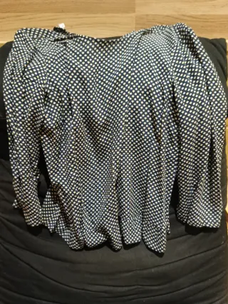 Camisa de lunares azul y blanco