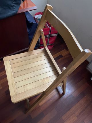 Silla plegable de madera en Santiago de Compostela