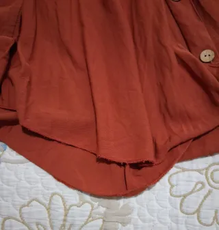 Camisola naranja con botones