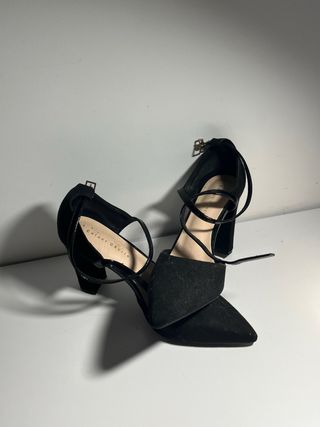 Tacones negros con tiras