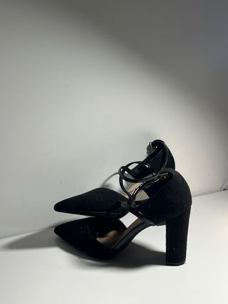 Tacones negros con tiras