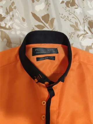 Camicia uomo arancione con dettagli neri