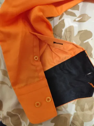 Camicia uomo arancione con dettagli neri