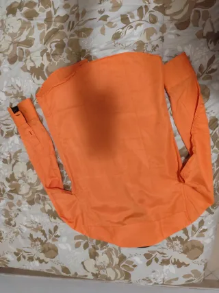 Camicia uomo arancione con dettagli neri