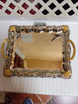 Bandeja plateada con asas doradas