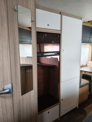 Autocaravana Capuchina 6 plazas viajar 7 dormir