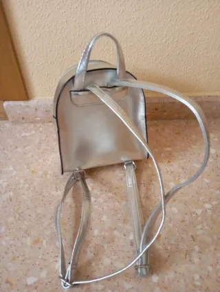 Mochila pequeña plateada