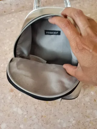 Mochila pequeña plateada