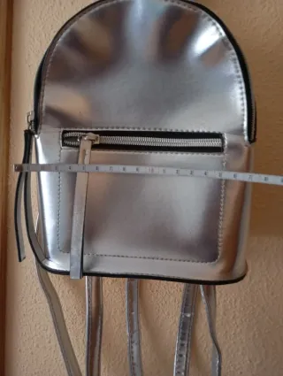 Mochila pequeña plateada