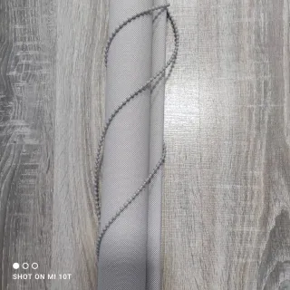 Tenda a rullo grigia con barra in alluminio