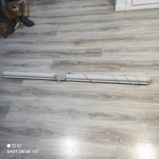 Tenda a rullo grigia con barra in alluminio