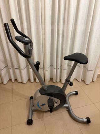 Bicicleta Estática Gris y Negra