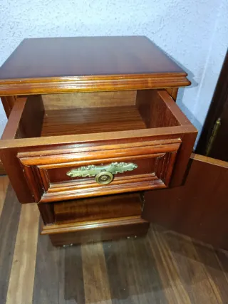 Mesita de noche de madera