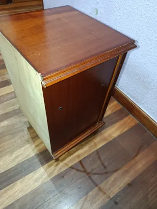 Mesita de noche de madera