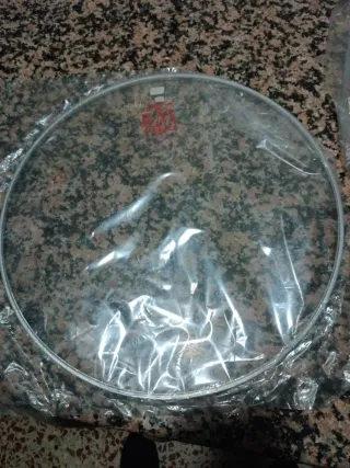 Parche Tambor BM 15 Logo Rojo bordonero.