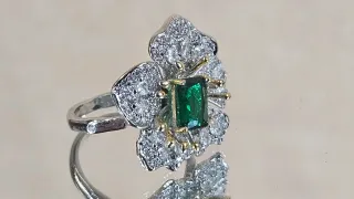 Anillo Flor Esmeralda y Cristales Plateado