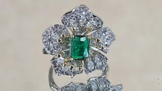 Anillo Flor Esmeralda y Cristales Plateado