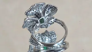 Anillo Flor Esmeralda y Cristales Plateado
