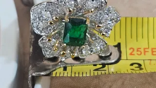 Anillo Flor Esmeralda y Cristales Plateado