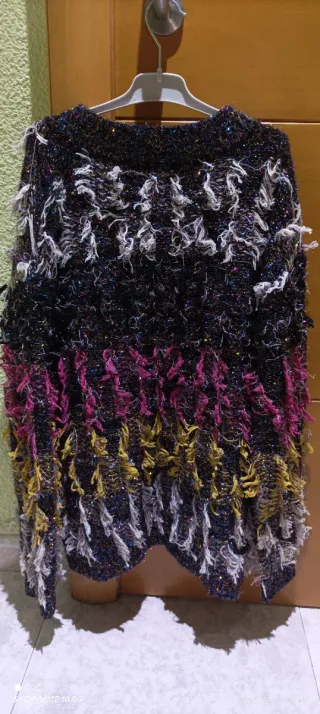 Jersey multicolor con flecos