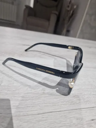 Gafas de sol negras con perlas