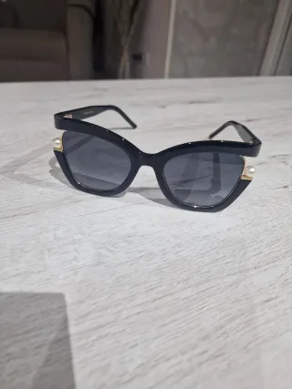 Gafas de sol negras con perlas