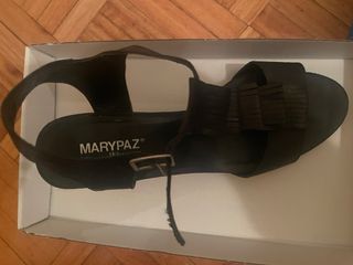 Sandalias de tacón negras y marrones