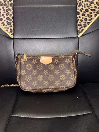 Bolso pequeño marrón y dorado