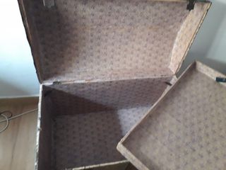 Baúl antiguo de metal y madera