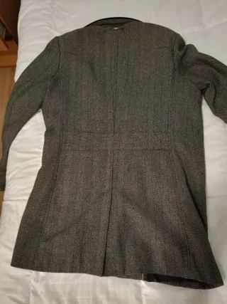 Abrigo tipo chaquetón moderno