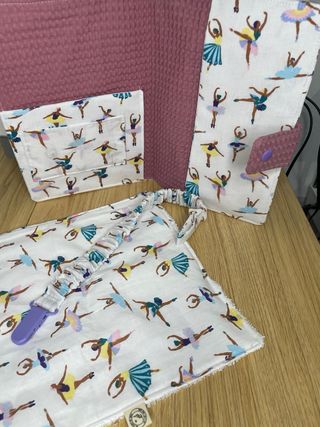 Portadocumentos, toallita y xupetero