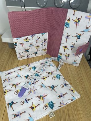 Portadocumentos, toallita y xupetero