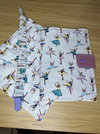 Portadocumentos, toallita y xupetero