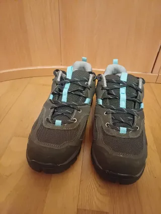 Botas de montaña Quechua grises y turquesa