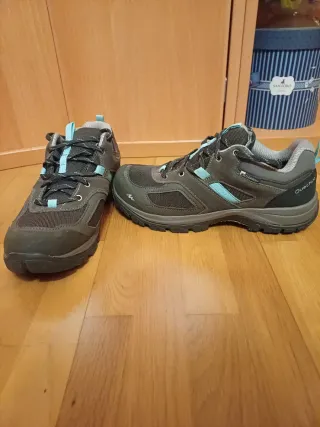 Botas de montaña Quechua grises y turquesa