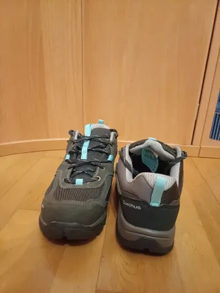 Botas de montaña Quechua grises y turquesa