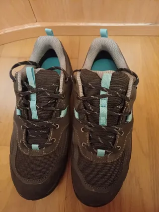 Botas de montaña Quechua grises y turquesa