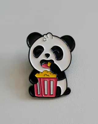 Spilla panda con secchiello di popcorn