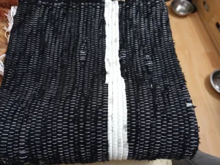 Alfombrilla tejida rayas blancas y negras